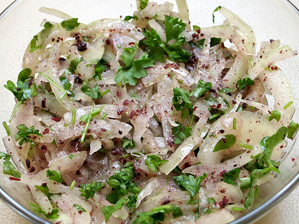 Sumach im Zwiebelsalat Sumach in Zwiebeln